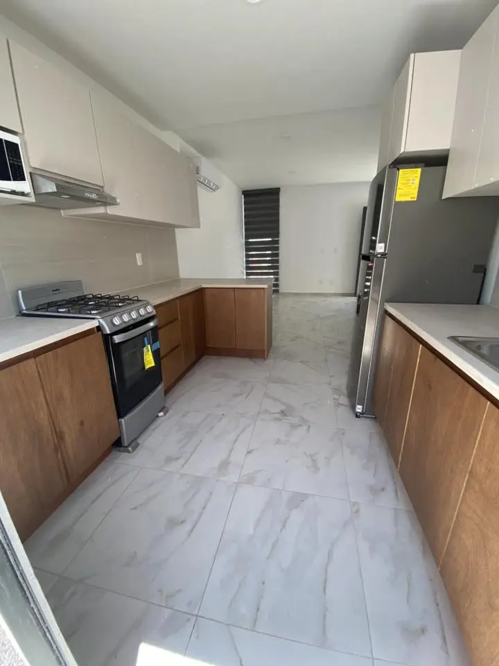 Casa en Aldea Hortus – cocina con refrigerador
