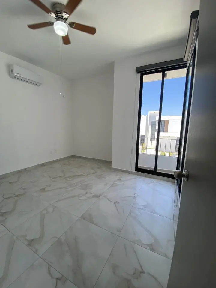 Casa en Aldea Hortus – recámara con ventanal