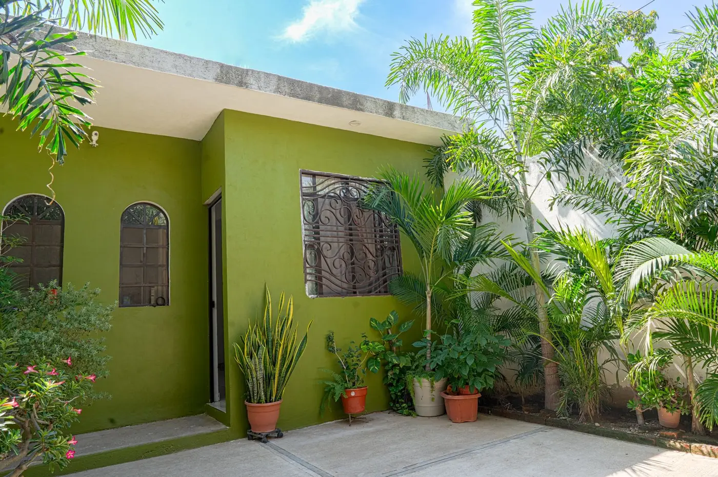 Casa Noruega – fachada interior con jardín