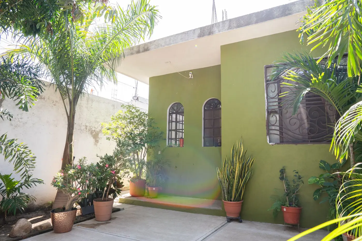 Casa Noruega – fachada y jardín interior