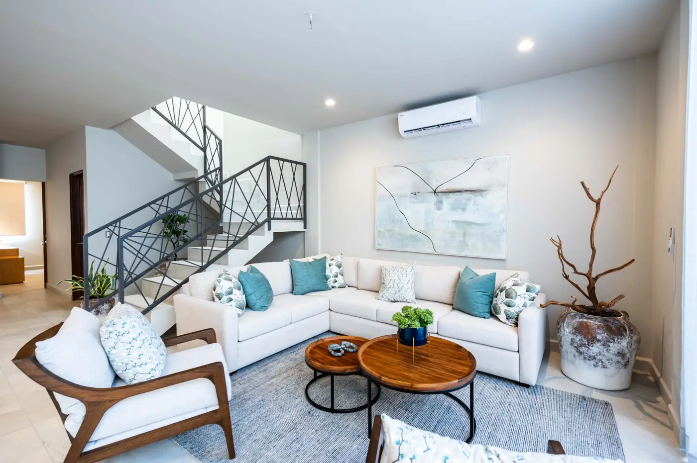 Cïyé Residencial – sala con escalera