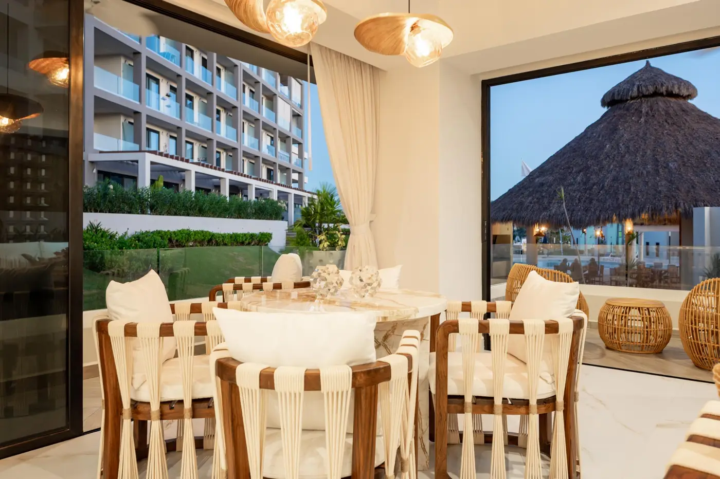 Quadrant Bucerías · Torre Elara – comedor con vista a la palapa