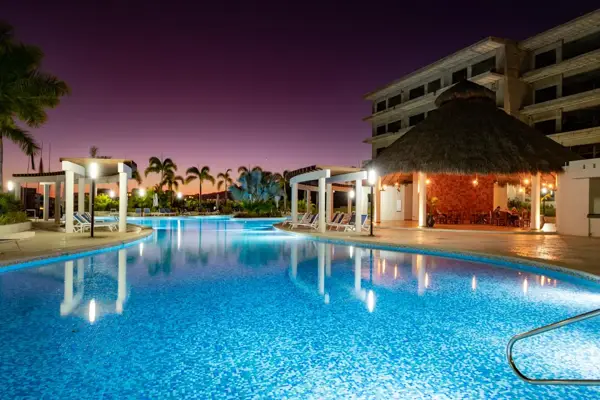 Quadrant Bucerías · Torre Elara – alberca y palapa de noche