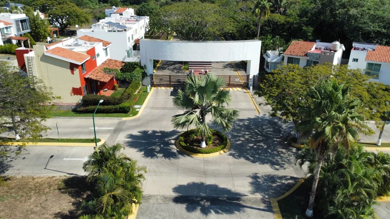 House in La Fronda — photo 1