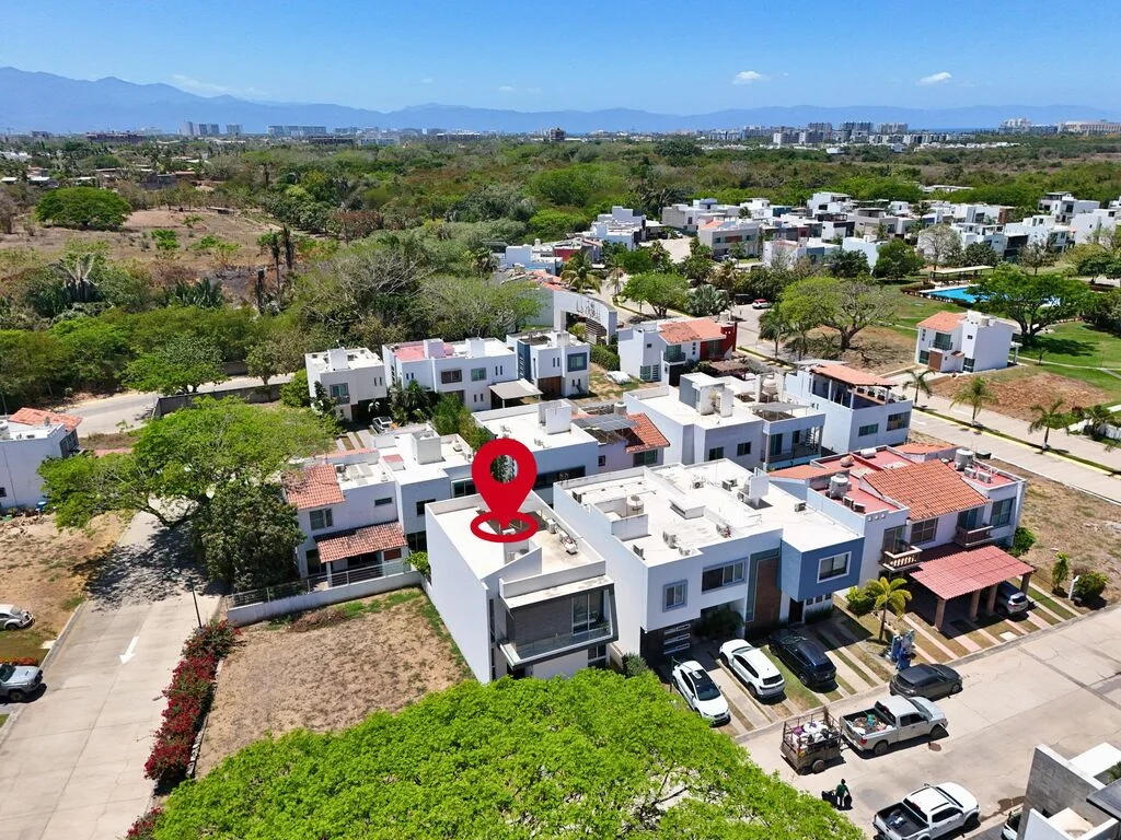 House in La Fronda — photo 1